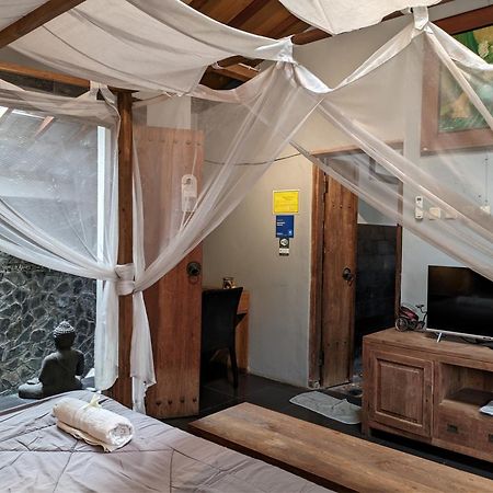 Astuti Gallery Homestay Yogyakarta Exterior photo