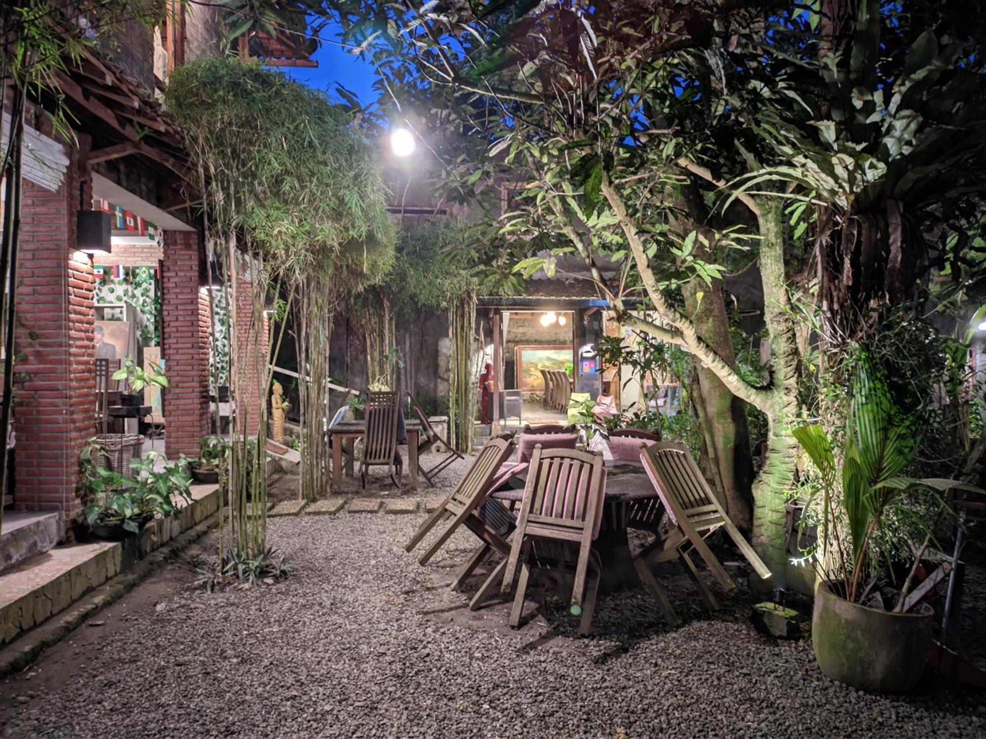 Astuti Gallery Homestay Yogyakarta Exterior photo