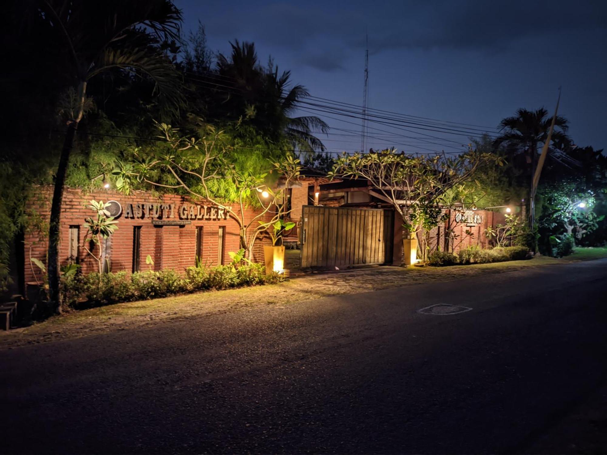 Astuti Gallery Homestay Yogyakarta Exterior photo