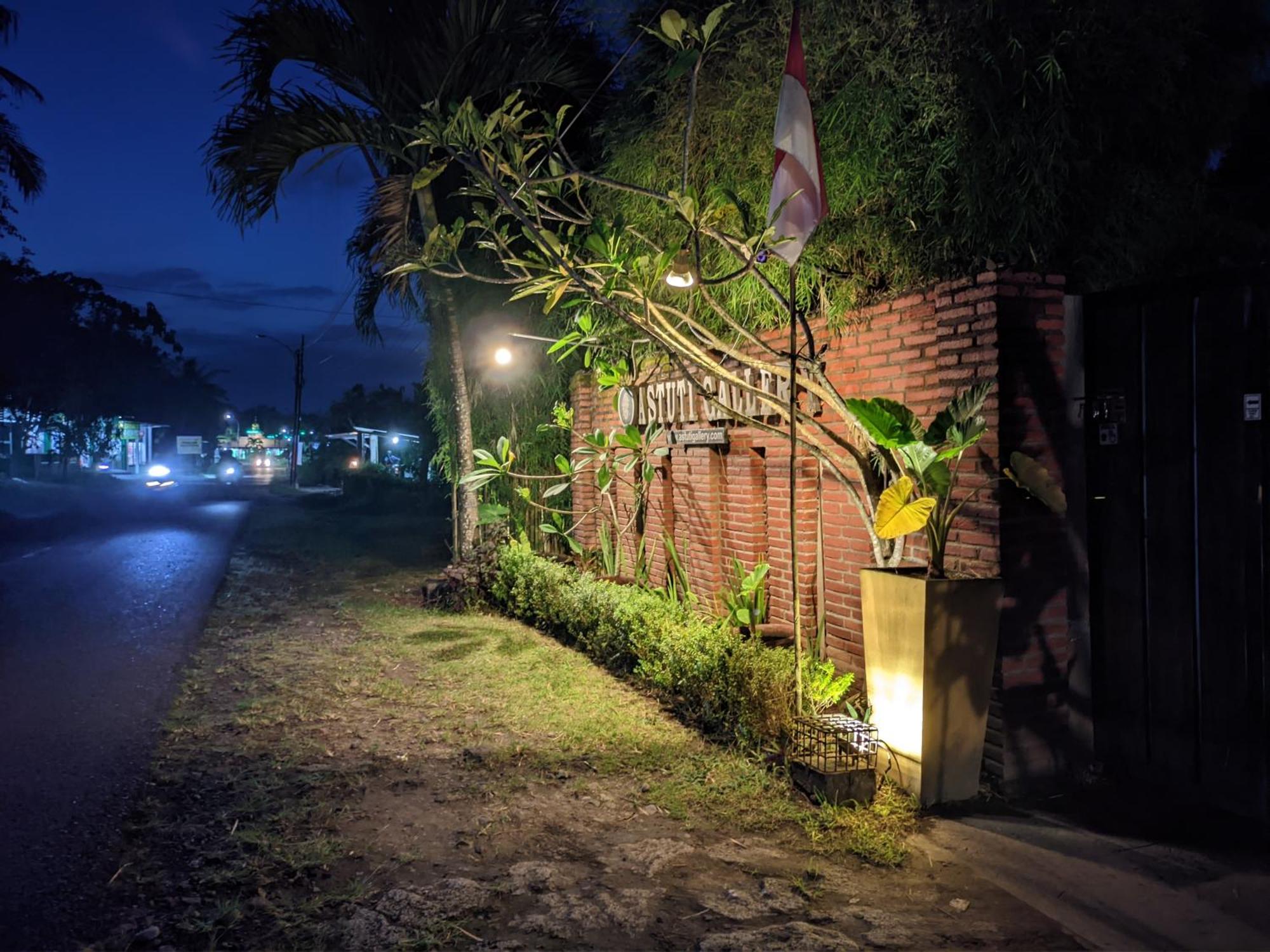 Astuti Gallery Homestay Yogyakarta Exterior photo