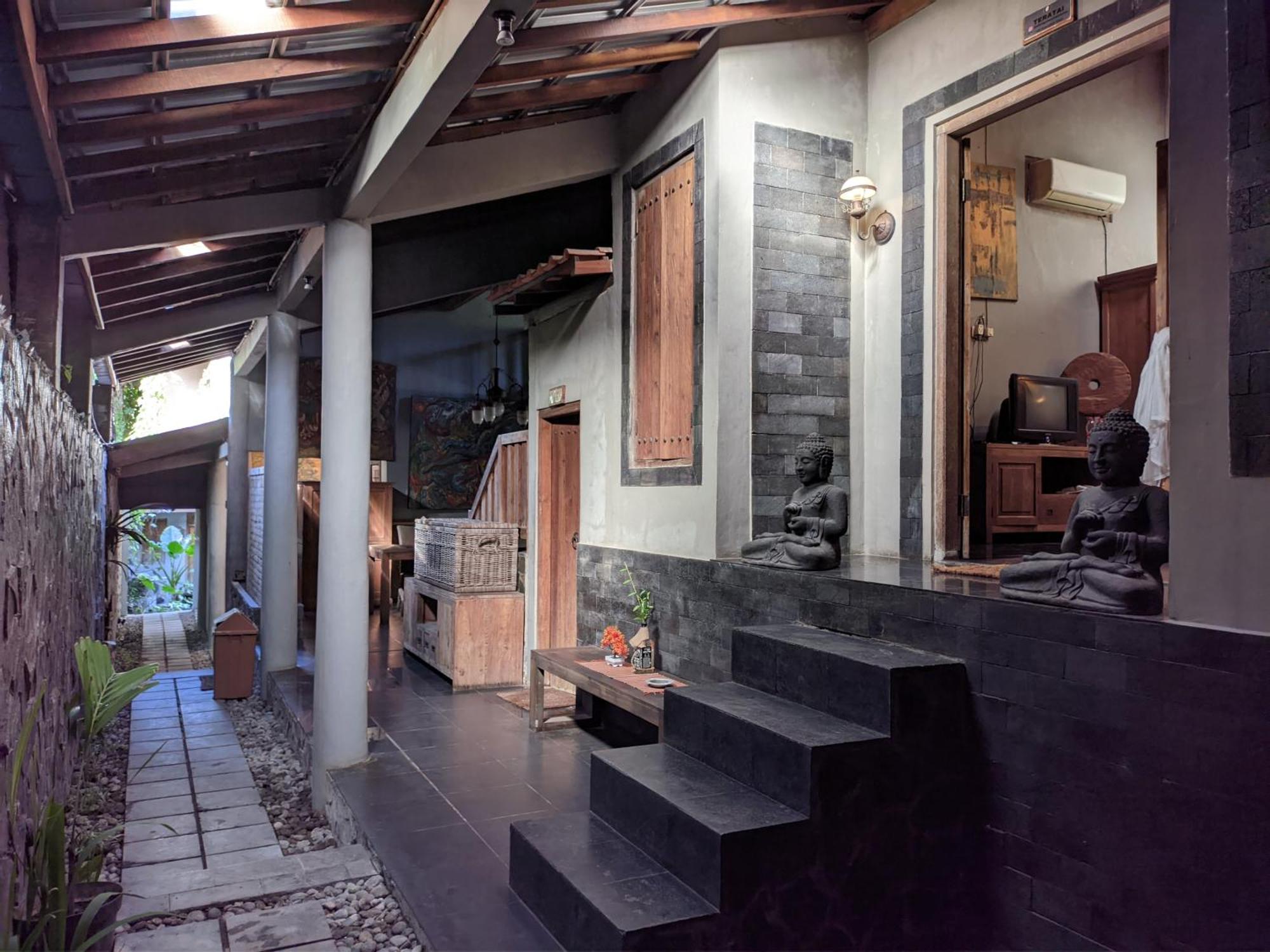 Astuti Gallery Homestay Yogyakarta Exterior photo