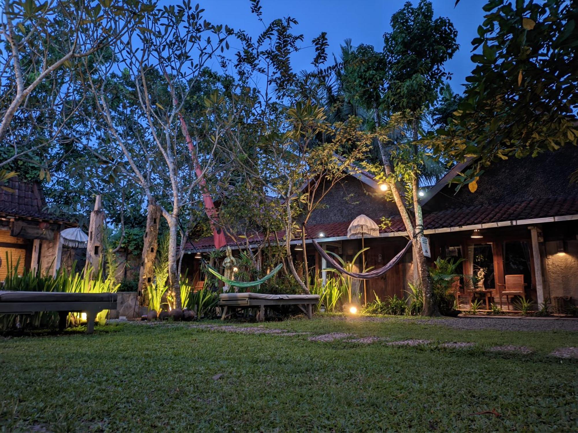 Astuti Gallery Homestay Yogyakarta Exterior photo