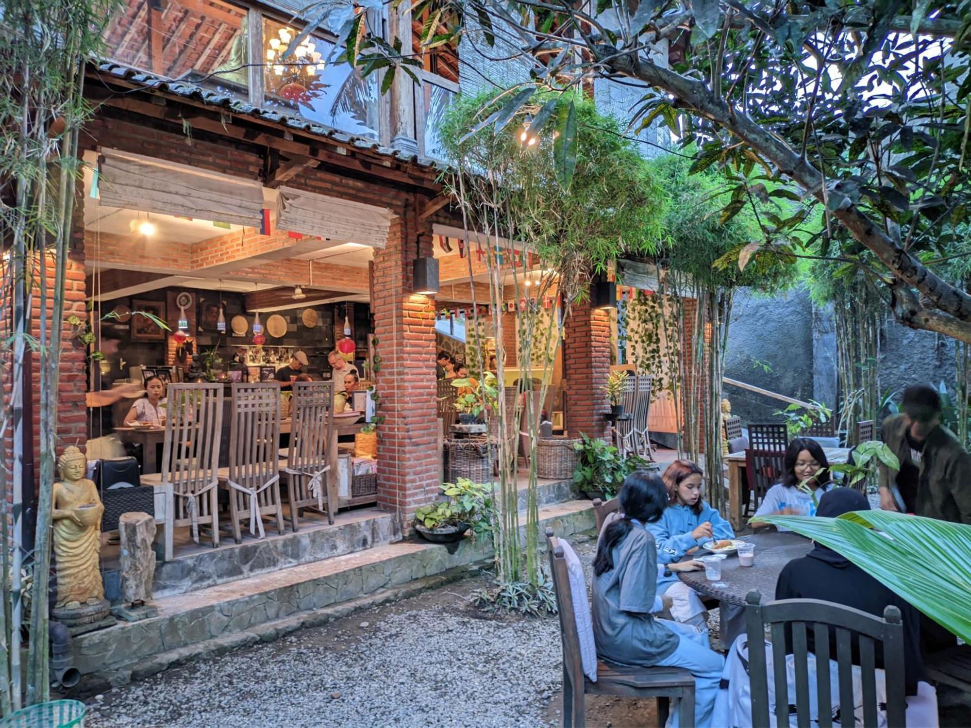 Astuti Gallery Homestay Yogyakarta Exterior photo