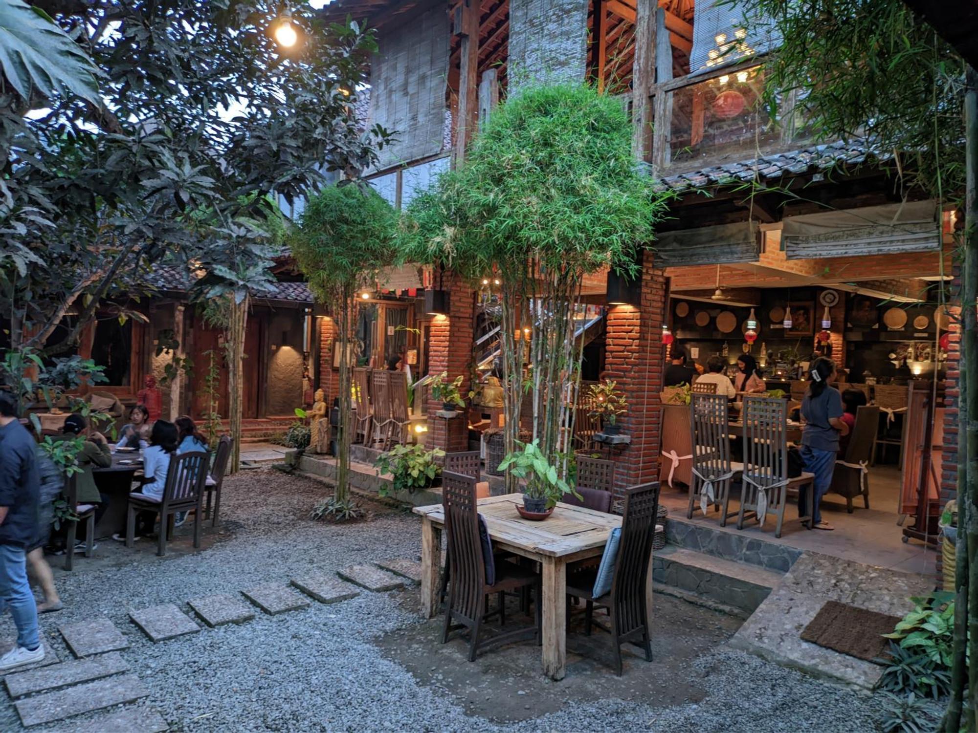 Astuti Gallery Homestay Yogyakarta Exterior photo