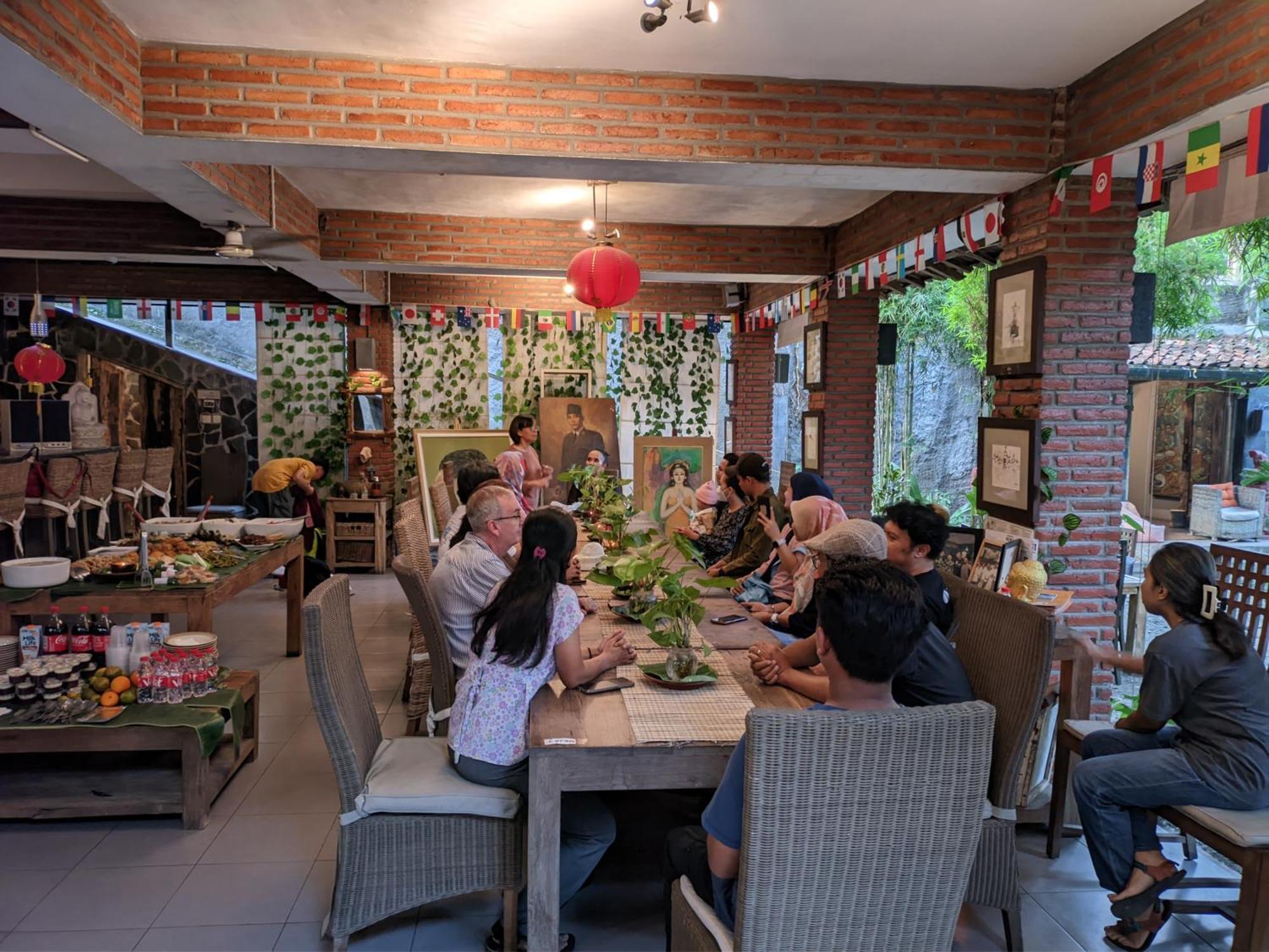 Astuti Gallery Homestay Yogyakarta Exterior photo