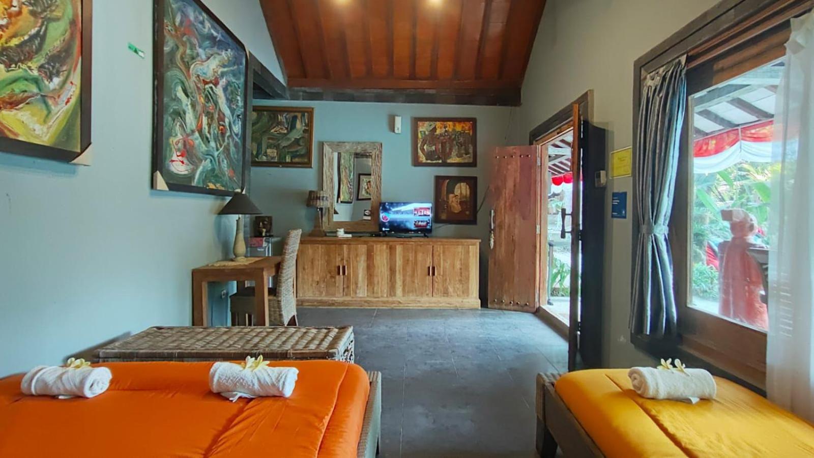Astuti Gallery Homestay Yogyakarta Exterior photo